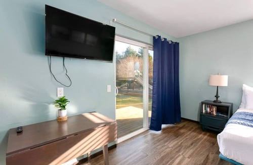 Grayland Hotel | Full-kitchen Studio | Pet-Friendly | Fireplace