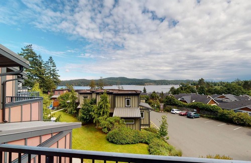Sooke House | Fully-equipped 2 Bedroom Townhome, Sleeps 8