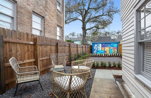 Broadmoor Apartment | Furnished Studio on adorable st, W Parking!
