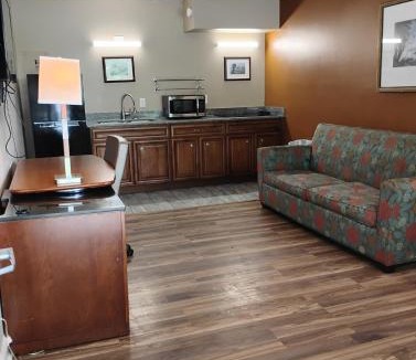 Baton Rouge Apartment | Gated 1 King BedRoom 1 Bath Apt with Full Kitchen 210