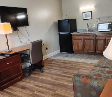 Baton Rouge Apartment | Gated 1 King BR 1 Bath Apt with Full Kitchen 123