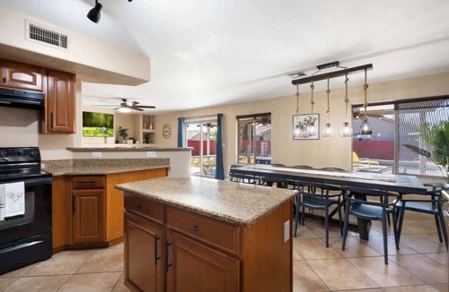 Larissa House | Glendale getaway Pool & Games