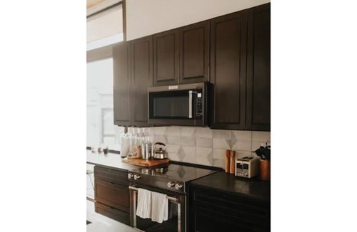 Quincy House | GORGEous 2BR Winery Retreat w Hot Tub!