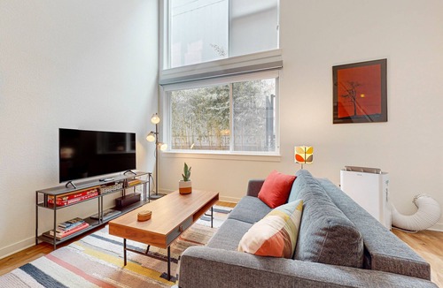 Wallingford Condo | Gorgeous loft in heart of Wallingford with walk score of 96, rooftop deck, & AC