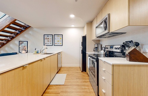 Wallingford Condo | Gorgeous loft in heart of Wallingford with walk score of 96, rooftop deck, & AC