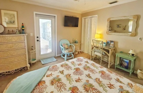 Boynton Beach House | 😎 Gorgeous & PRIVATE 2-BedroomTropical🌴Suite ~ HEATED Pool & Hot Tub 🏊‍♀️ !!!