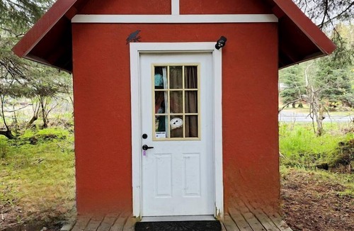 Bear Creek Cabin | Gorgeous Secluded Cabin Nestled in the Middle of the Forest in Seward, Alaska