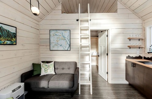 Chugiak Cabin | Gorgeous Tiny Cabin Placed in a Privileged Area in Anchorage, Alaska