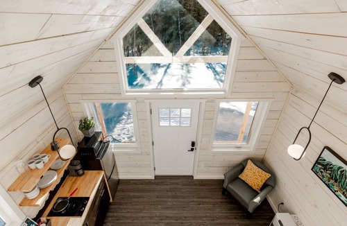 Chugiak Cabin | Gorgeous Tiny Cabin Placed in a Privileged Area in Anchorage, Alaska
