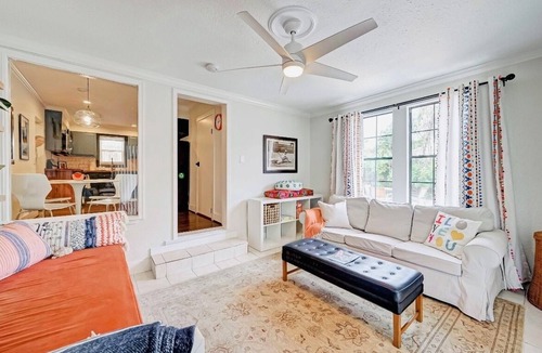 Hyde Park House | Gorgeous Upscale Bungalow in Montrose 3/4 Bedrooms