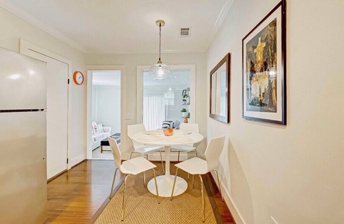 Hyde Park House | Gorgeous Upscale Bungalow in Montrose 3/4 Bedrooms