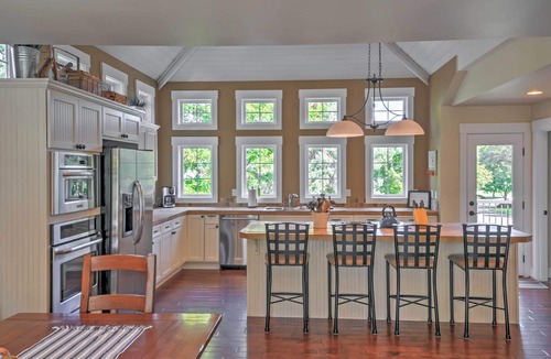 Wapato Point House | Gorgeous Wapato Point Lakehouse w/Private Hot Tub