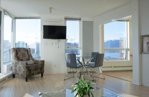 Crosstown Apartment | Gorgeous Water View Unit in Downtown Vancouver