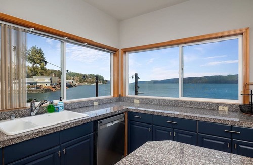 Hoodsport Cottage | Gorgeous, Waterfront Beach Cottage on Oyster Bay with Easy Access to Olympic National Park