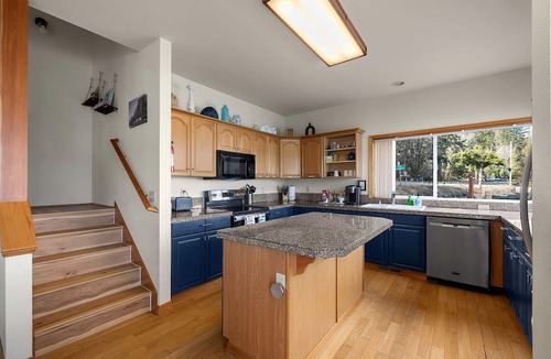 Hoodsport Cottage | Gorgeous, Waterfront Beach Cottage on Oyster Bay with Easy Access to Olympic National Park
