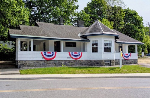 Corinth House | Grand Village Home. Central Location. EV Charger.