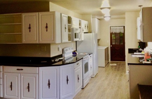 Mendenhaven Hostel | Grandma's Private Room and Bath - DISCOUNTS ON TOURS