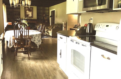 Mendenhaven Hostel | Grandma's Private Room and Bath - DISCOUNTS ON TOURS