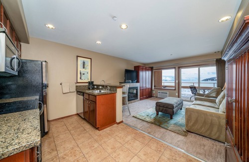Chelan Condo | Grandview Lake View 517! Luxury Waterfront condo, sleeps up to 6!