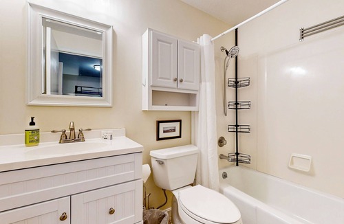 Waterville Valley Condo | Ground-floor condo with pool, patio, and fireplace- near skiing