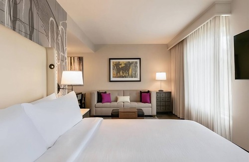 Berkeley Heights Hotel | Group Friendly Stay! 3 Cozy Units w/Pool, Free Breakfast, Shuttle & Parking!
