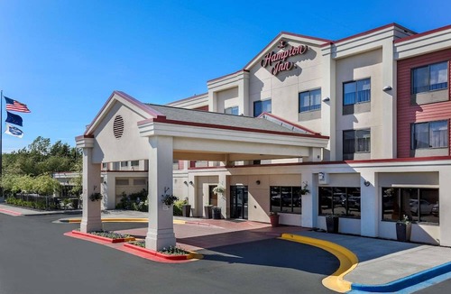 Midtown Anchorage Hotel | Hampton Inn Anchorage