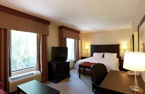 Laval Hotel | Hampton Inn & Suites by Hilton Laval