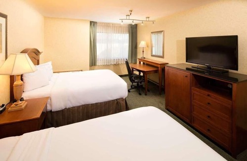 Wenatchee Hotel | Hassle-free Stay! 2 Pet-friendly Units, Swimming Pool, Free Parking!