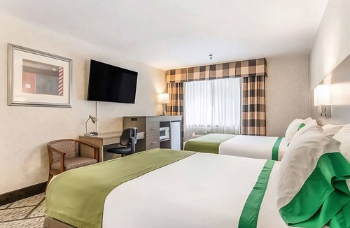 Poulsbo Hotel | Have a Comfortable Stay in GuestHouse Poulsbo! Comes w/Free Parking & Breakfast