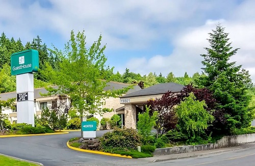 Poulsbo Hotel | Have a Comfortable Stay in GuestHouse Poulsbo! Comes w/Free Parking & Breakfast