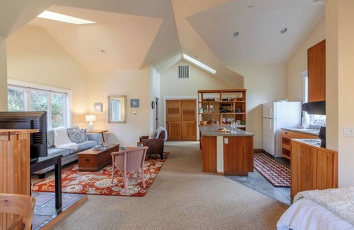 Cannon Beach House | Haystack Luxury - Private Studio for Monthly Stays, Near Chapman Point, Deck + BBQ