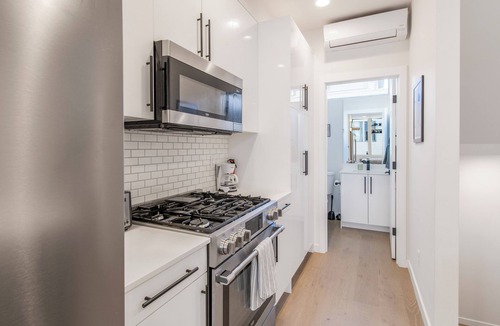 West Woodland House | Heart of Ballard: Modern, Pet-Friendly Townhome Walkable to Dining and Market!