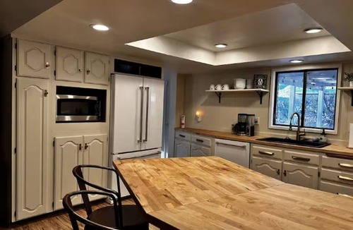 Price House | Helper Hideaway: 2 acres, Hot Tub, Fire Pit, 10ppl