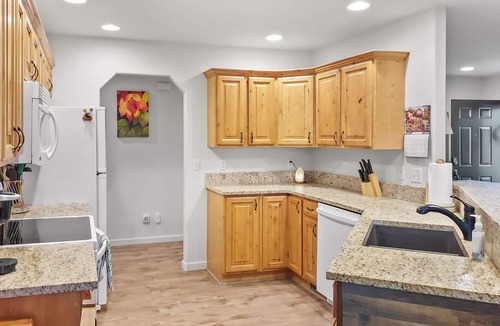 Montrose House | Hermosa Haven Pets Garage Desk