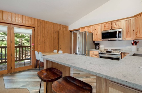 Estes Park Condo | Hillside Mountain Retreat Fireplace Near RMNP