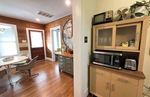 Greater Heights Apartment | hilltop - retreat from the city w/pool & hot tub