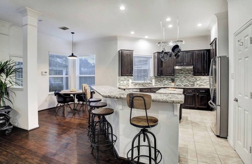 South Central Houston House | Hip Bachelor-ette Pad, Sleeps 18, Packed With Games! 2mi to Downtown Houston!