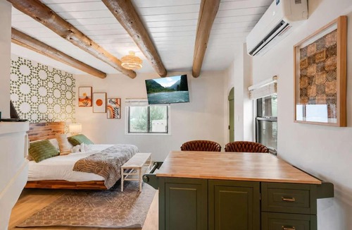 Manitou Springs Apartment | Homey Studio in Manitou Springs Walk Downtown