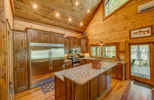 Mineral Bluff Cabin | Hooked on Toccoa- River Front | Outdoor Fireplace | Screened Porch | Toccoa River
