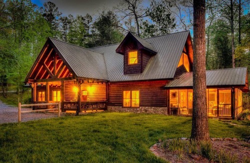 Mineral Bluff Cabin | Hooked on Toccoa- River Front | Outdoor Fireplace | Screened Porch | Toccoa River