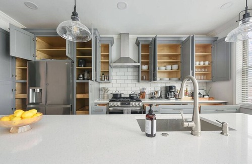 Central Northside House | ★ HostWise Stays ★ Vibrant Getaway - Skyline Rooftop Deck & Garage