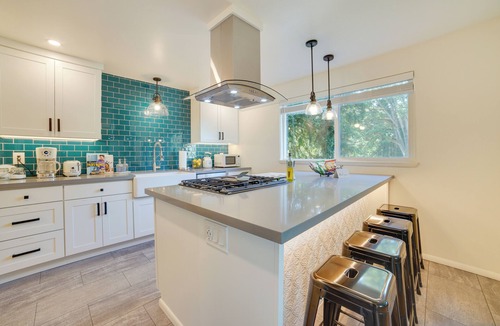 North Delridge Cottage | Hot Tub, 5 Mi to Lumen Field! Newly Updated Home