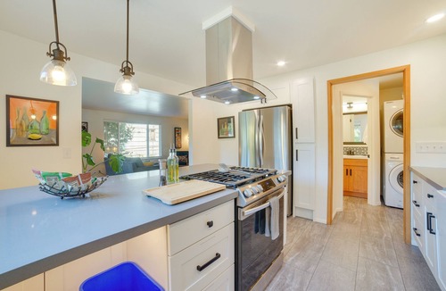 North Delridge Cottage | Hot Tub, 5 Mi to Lumen Field! Newly Updated Home
