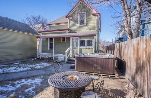 Central Colorado Springs House | Hot tub fire pit 2 blocks from Colorado College CC