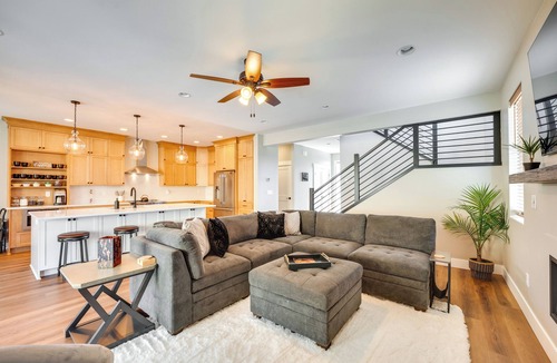 Kittitas County Cottage | Hot Tub & Water Views: Vantage Family Retreat