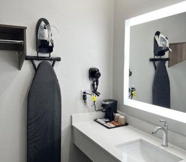 Southbelt/Ellington Hotel | Hotel Royale - Houston Hobby Airport