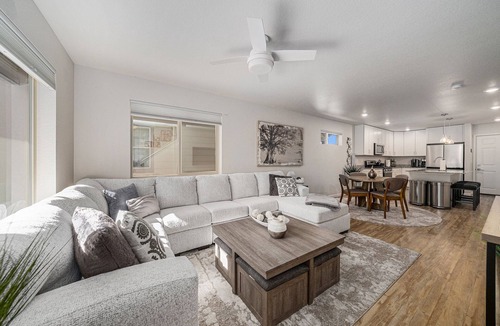 Longmont House | Hummingbird Haven-Prime location in South Longmont-sleeps 8,4beds,blocks to Rec