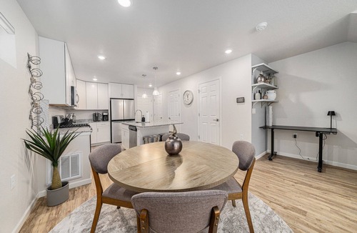 Longmont House | Hummingbird Haven-Prime location in South Longmont-sleeps 8,4beds,blocks to Rec