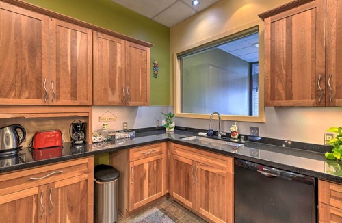 Downtown Anchorage Condo | Idyllic Dtwn Anchorage Condo w/Fireplace!