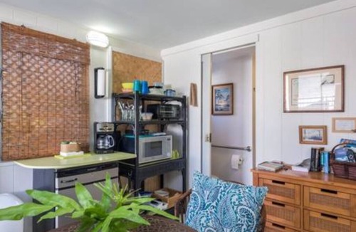 Waimanalo Beach Apartment | If You Like Crowds, Don't Stay Here !.Sleeps 2 - Walk to Beach!